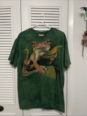 the mountain frog tee